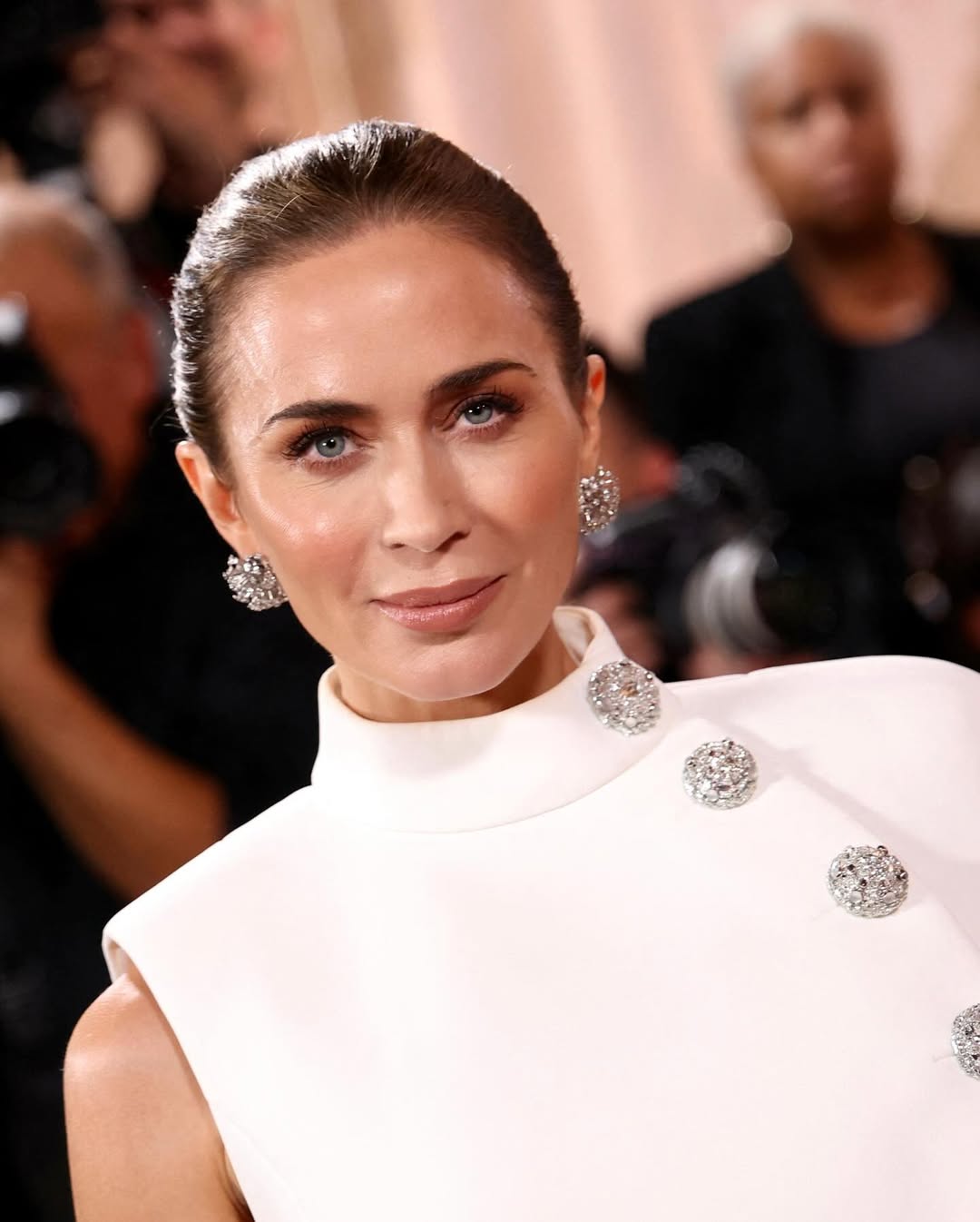 إميلي بلانت بإشراقة مخملية وبشرة مصقولة بأسلوب هوليوودي ناعم