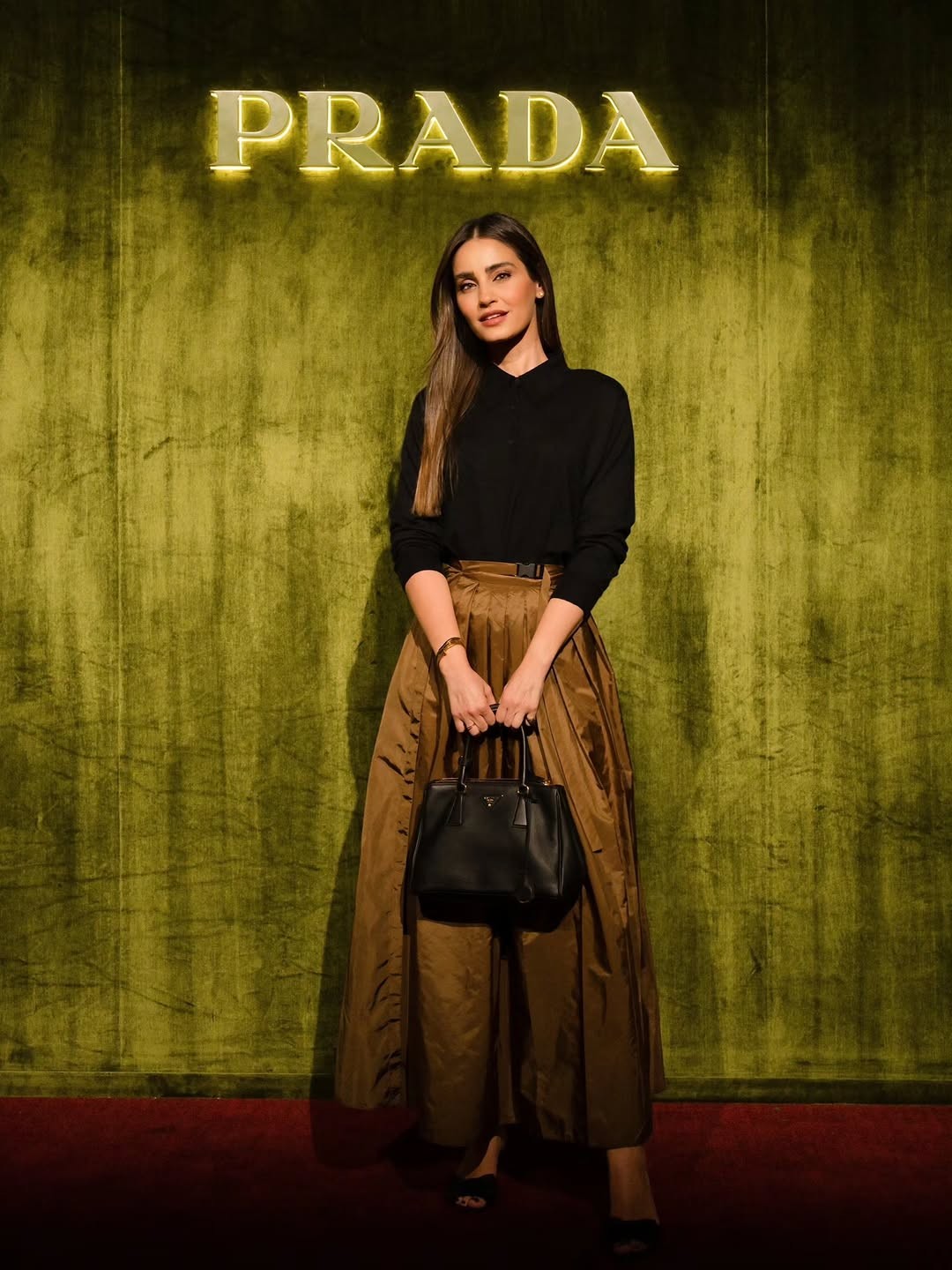 إيميه صياح بإطلالة كلاسيكية بألوان ترابية