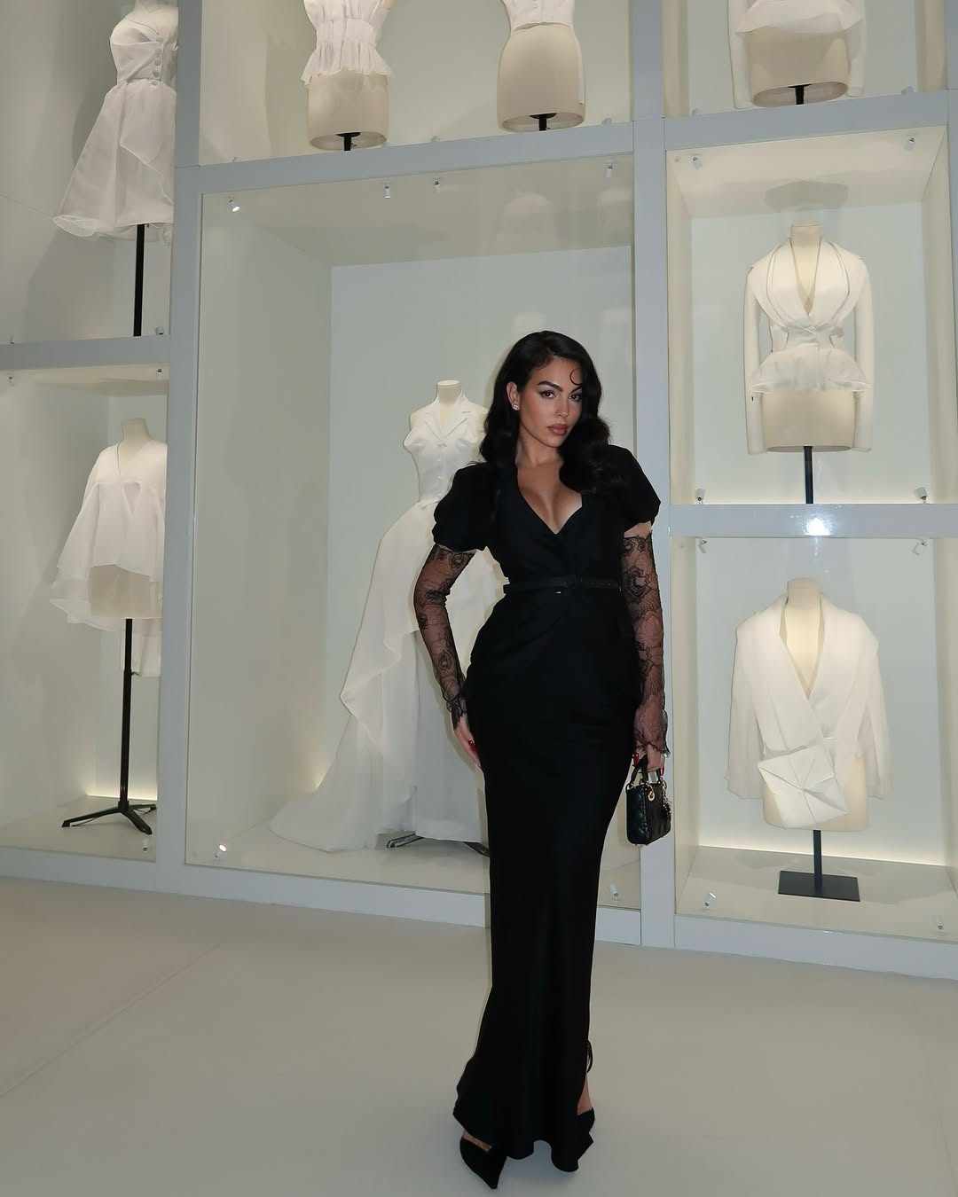 عودة إلى الكلاسيكية بإطلالة فينتاج من Dior