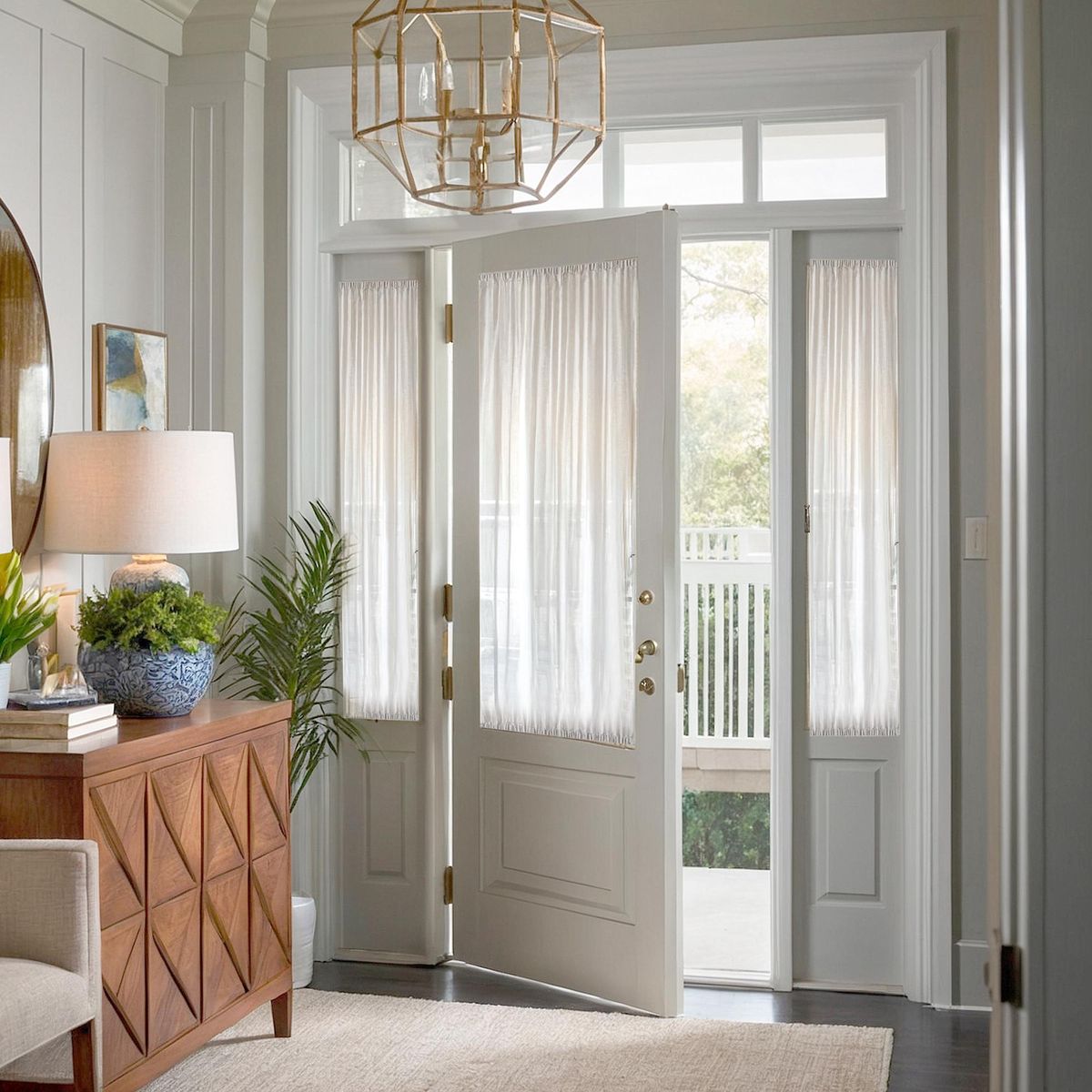 باب أمامي بنافذة متوسط الارتفاع ومغطاة بالستائر