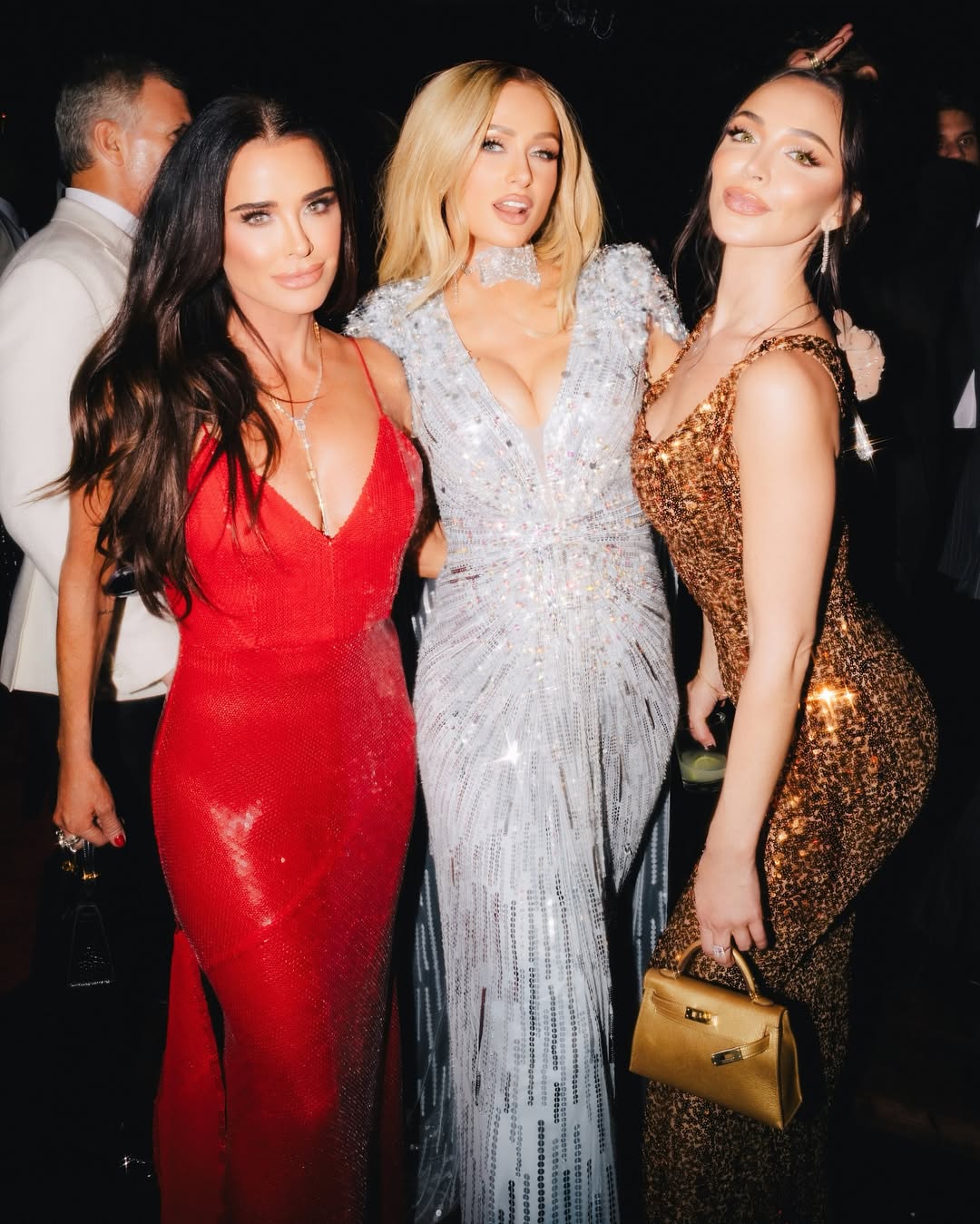 باريس هيلتون بستايل فستان السهرة الطويل بتصميم مزين بتطريزات الترتر