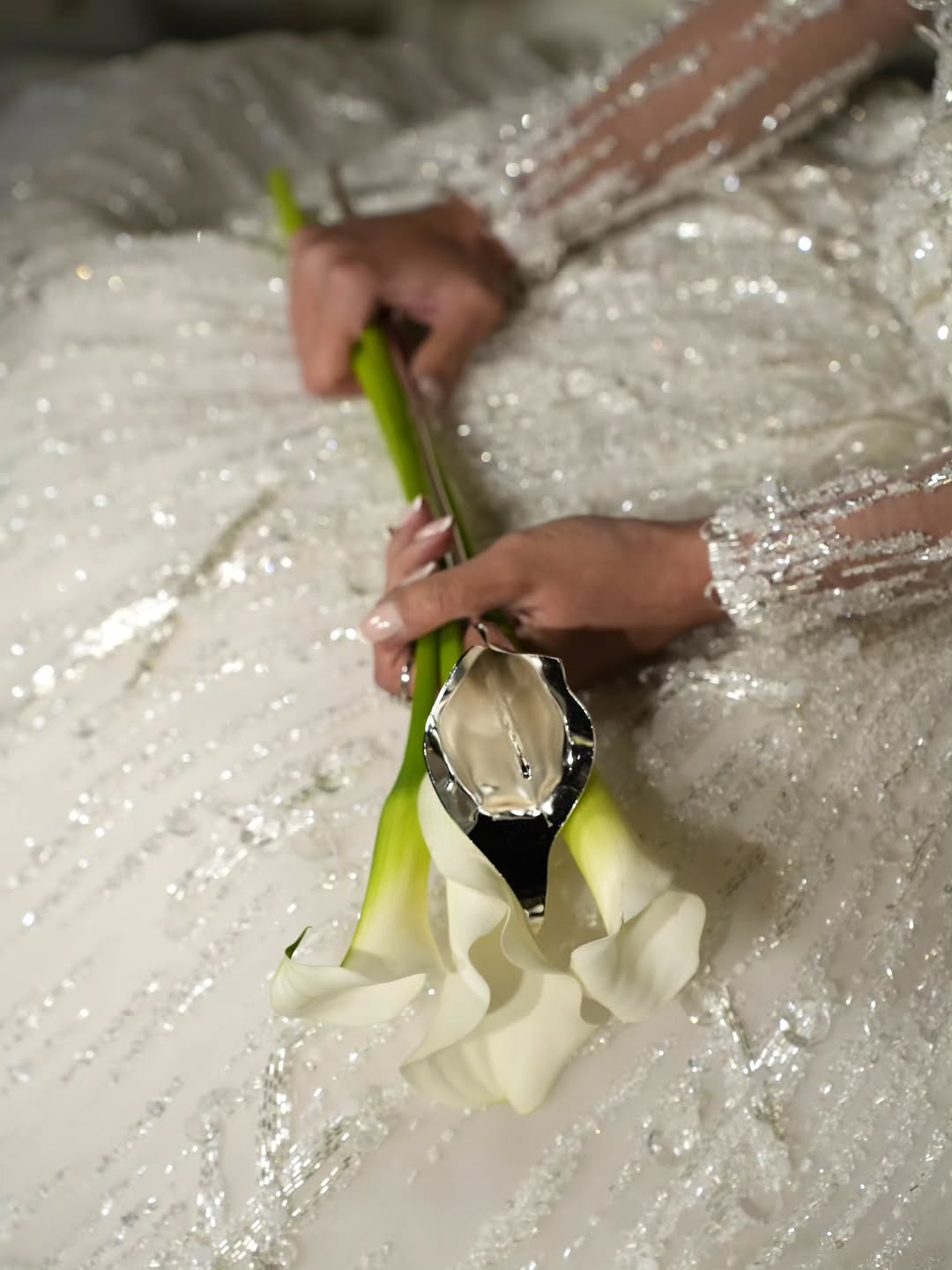 باقة تجمع بين الورد الطبيعية والإصطناعية