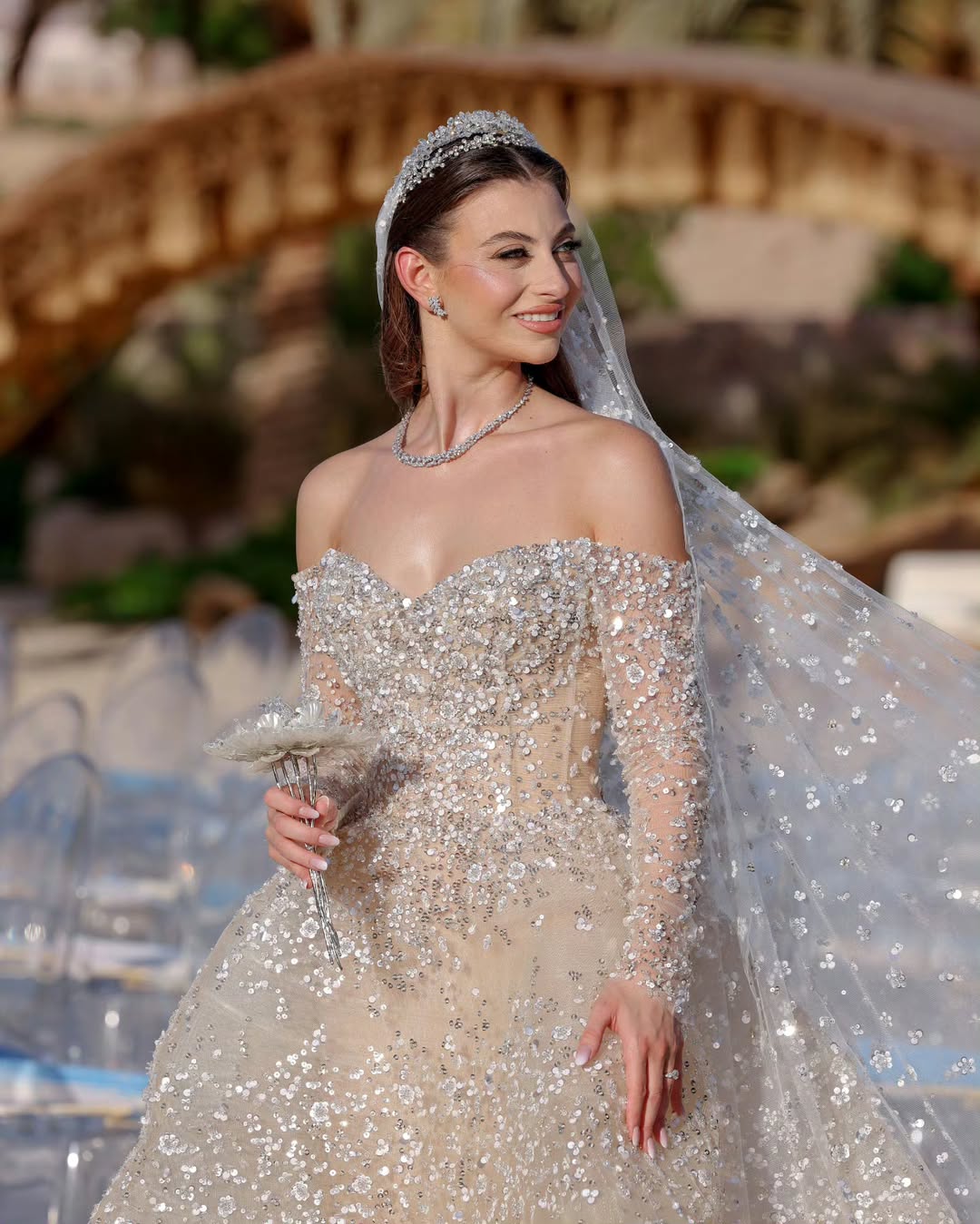 باقة من الأحجار والكريستال المميزة لعروس 2025