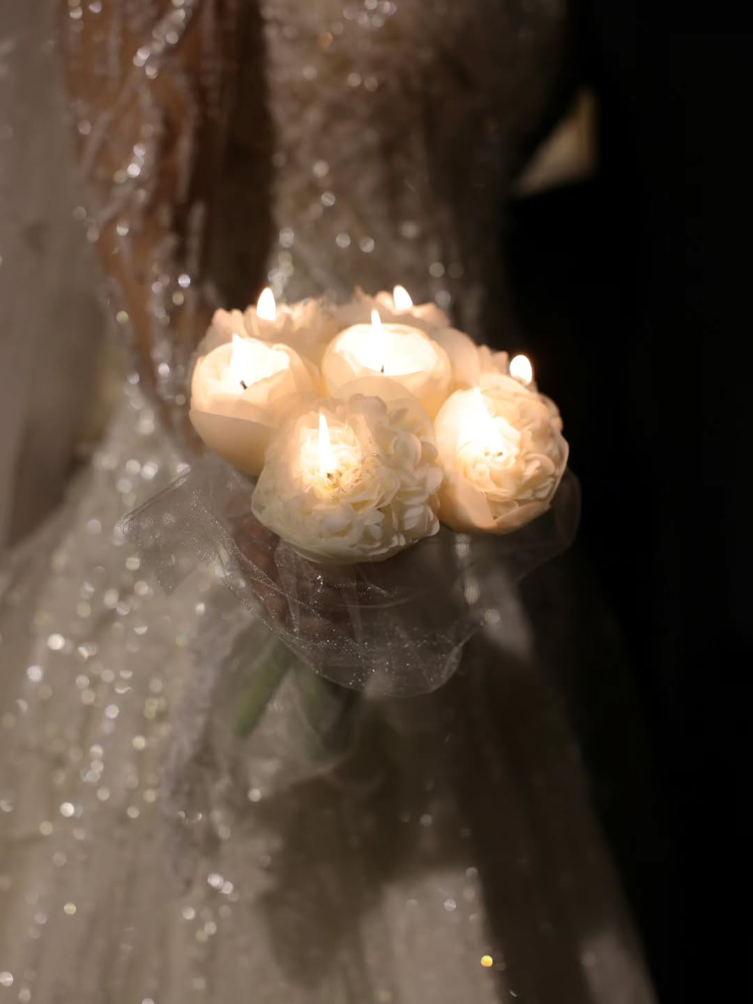 باقة ورود مع الشموع فكرة غير تقليدية لمسكة العروس