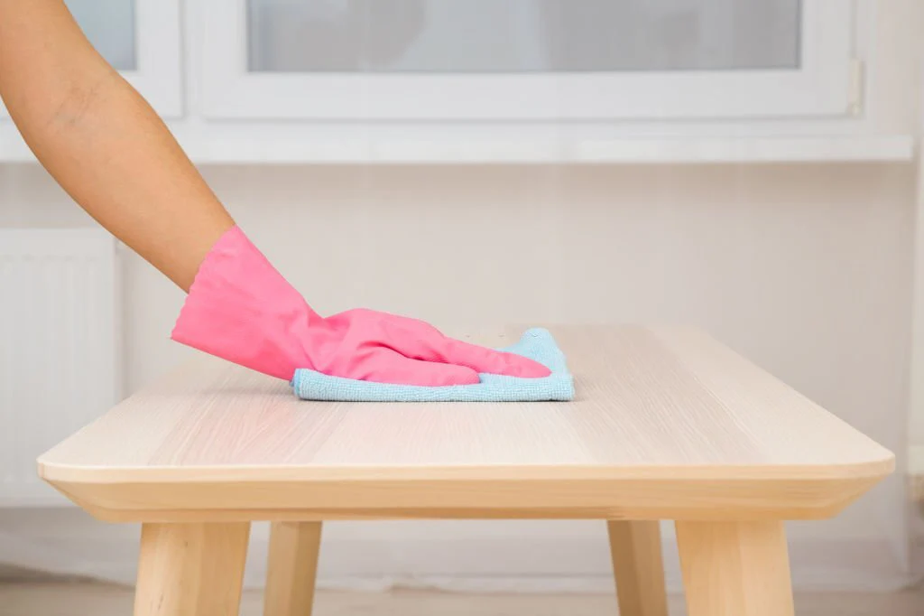 بالاستخدام المتكرر للمنظفات المعتمدة على الأمونيا يصبح الخشب أكثر عرضة للخدوش، البهتان، والجفاف