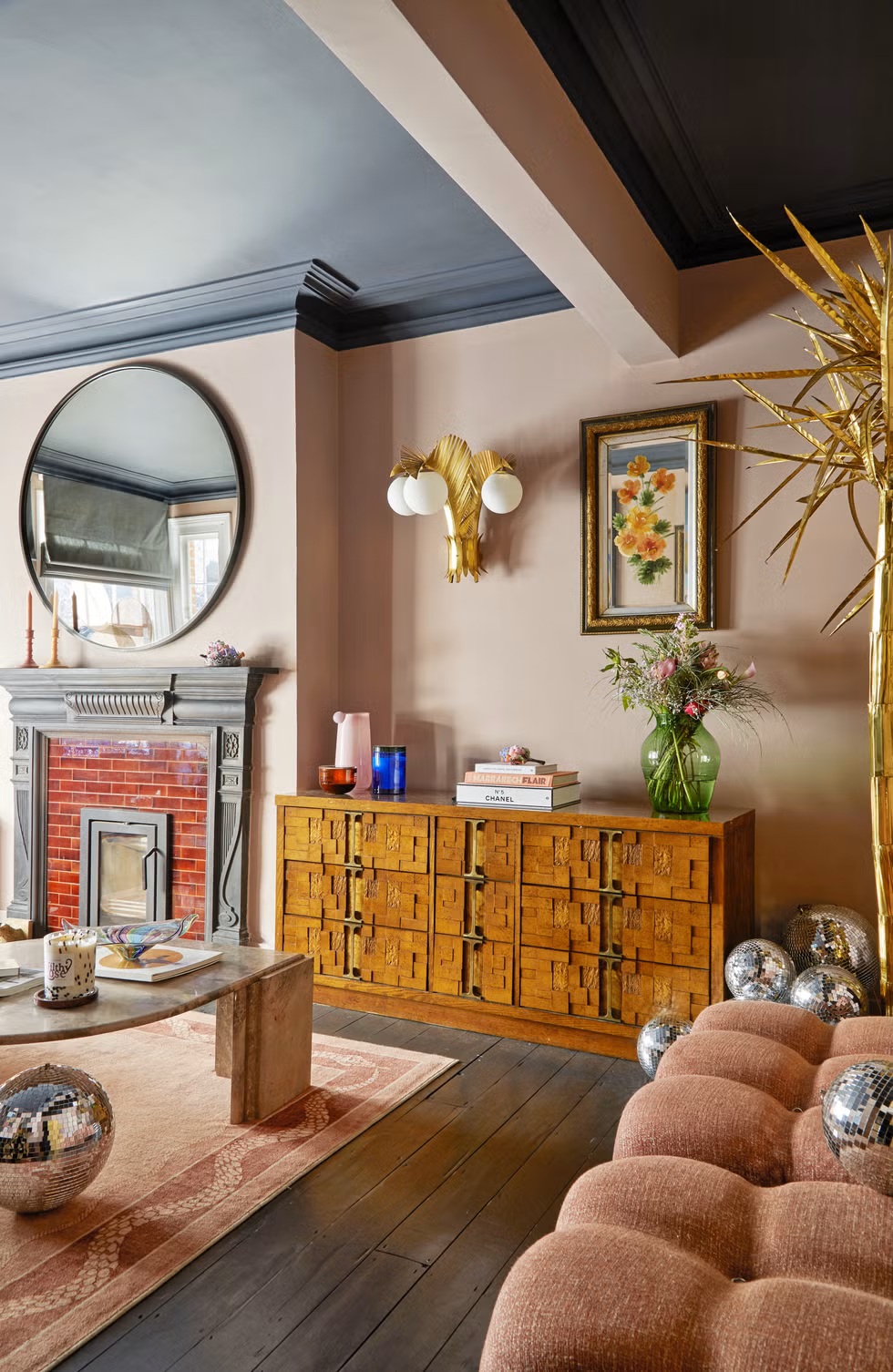 بالتصاميم المميزة للخزائن الجانبية، تتحول إلى نقطة محورية تجذب الأنظار داخل المنزل