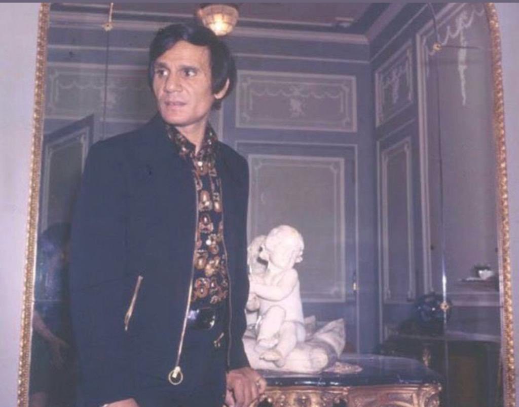 عبد الحليم حافظ في غرفة استقبال منزله