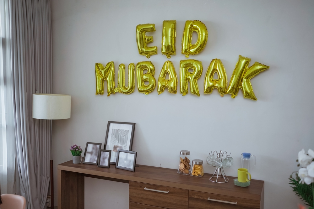 بالونات العيد بأحرف كلمة عيد مبارك