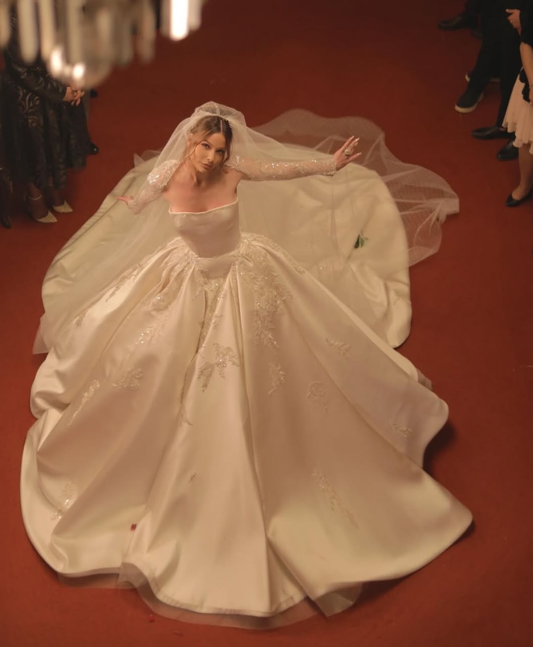 باميلا الكيك بفستان الزفاف