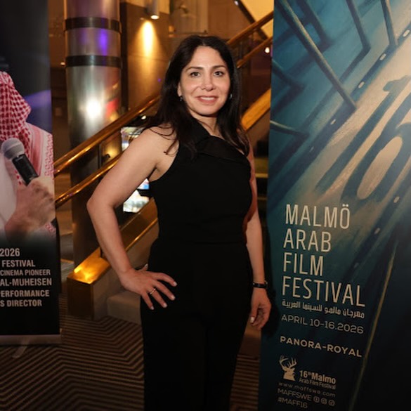 باهو بخش تتألق بالجمبسوت الأسود