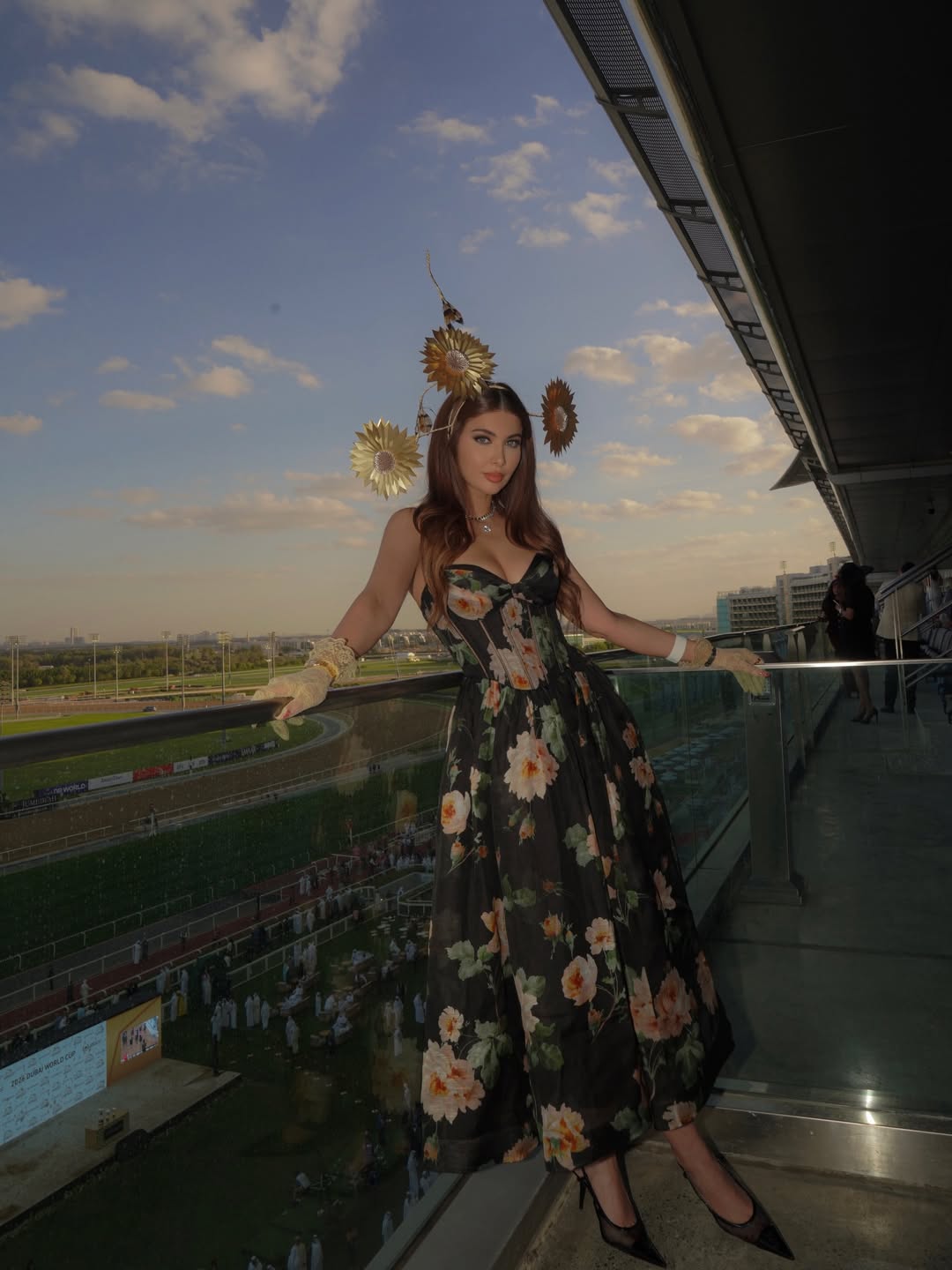 باولا الست بفستان واسع مصمم بقصة كورسيه