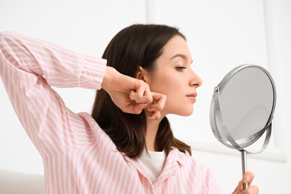 ببضع دقائق يومياً أمام المرآة يمكنك شد الوجه بدون معدات