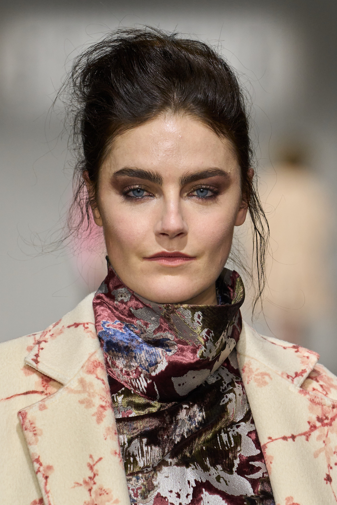 بتسريحات الشعر المرفوع مع الخصل العفوية  من دار Juzui