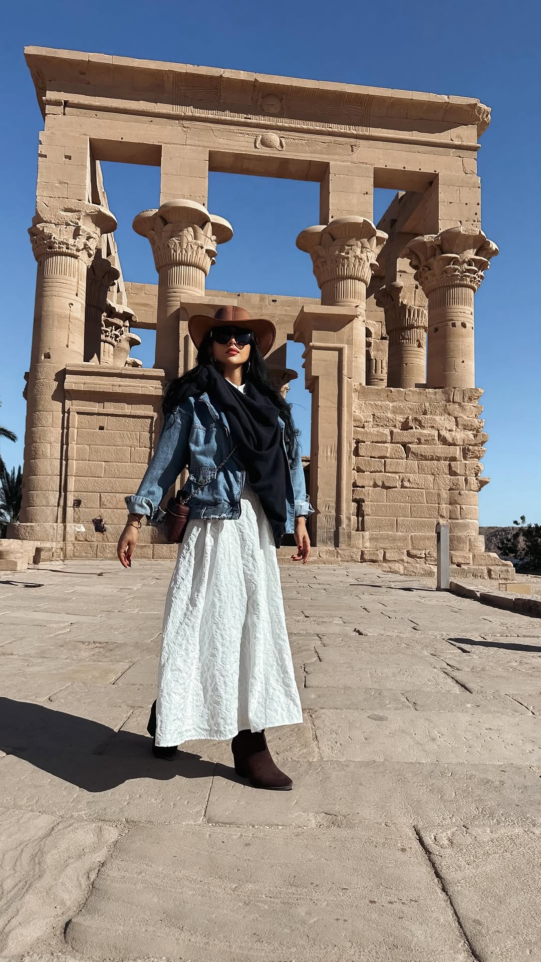 بثينة الرئيسي خلال تواجدها في معبد فيلة،