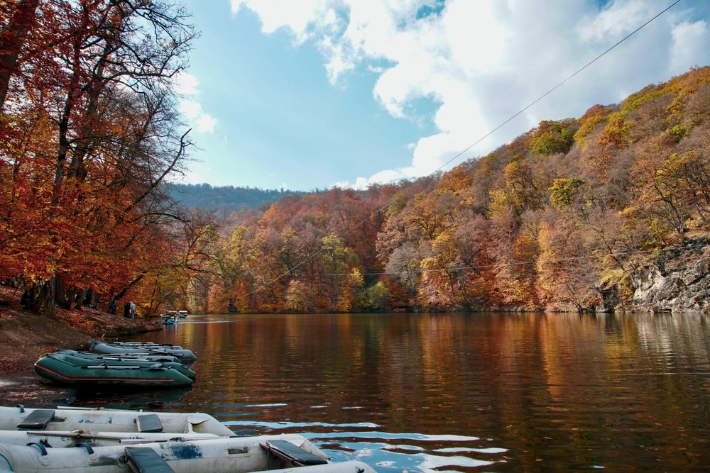 بحيرة بارز في الخريف في منتزه ديليجان الوطني، أرمينيا