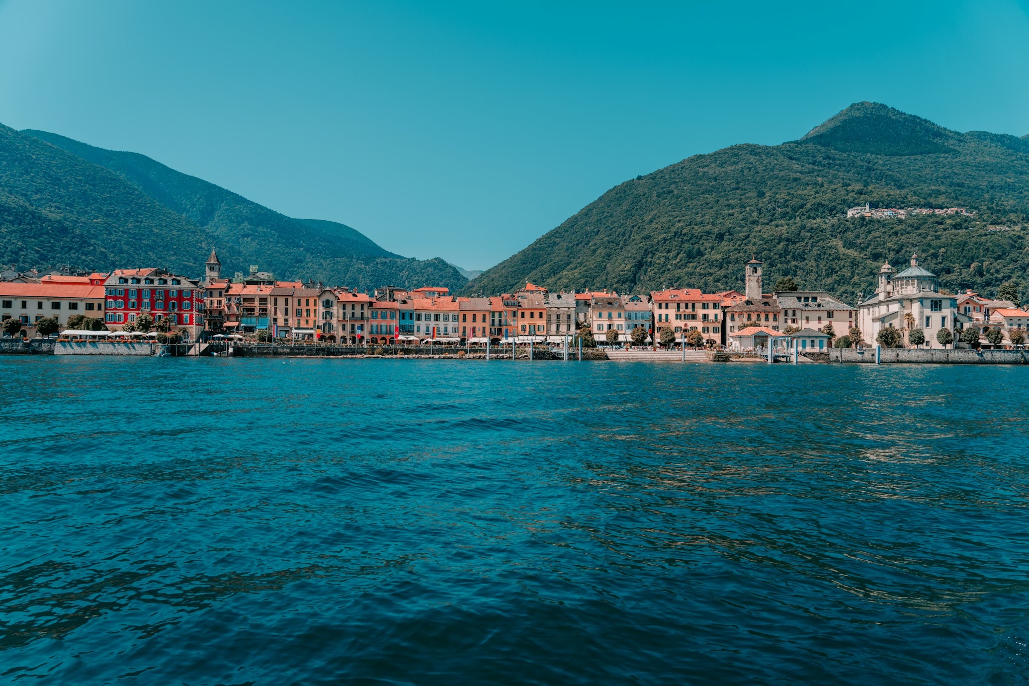 بحيرة ماجوري وسحر العبور الى عالم آخر في الربيع