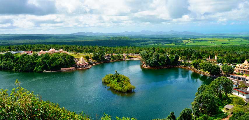 بحيرة Grand Bassin Ganga Talao، فهي بحيرة مقدسة لدى الهندوس