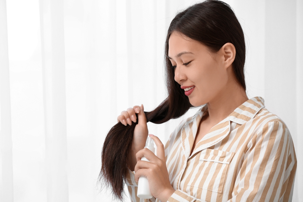 بخاخ عطري منزلي يمنح خصلاتك عبيراً ناعماً دون أي شعور باللزوجة أو الثقل