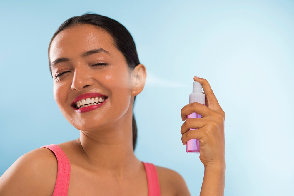 بخاخ ماء الورد جاء كحلّ مثالي للترطيب والتهدئة، خاصة بعد التعرض للشمس والحرارة