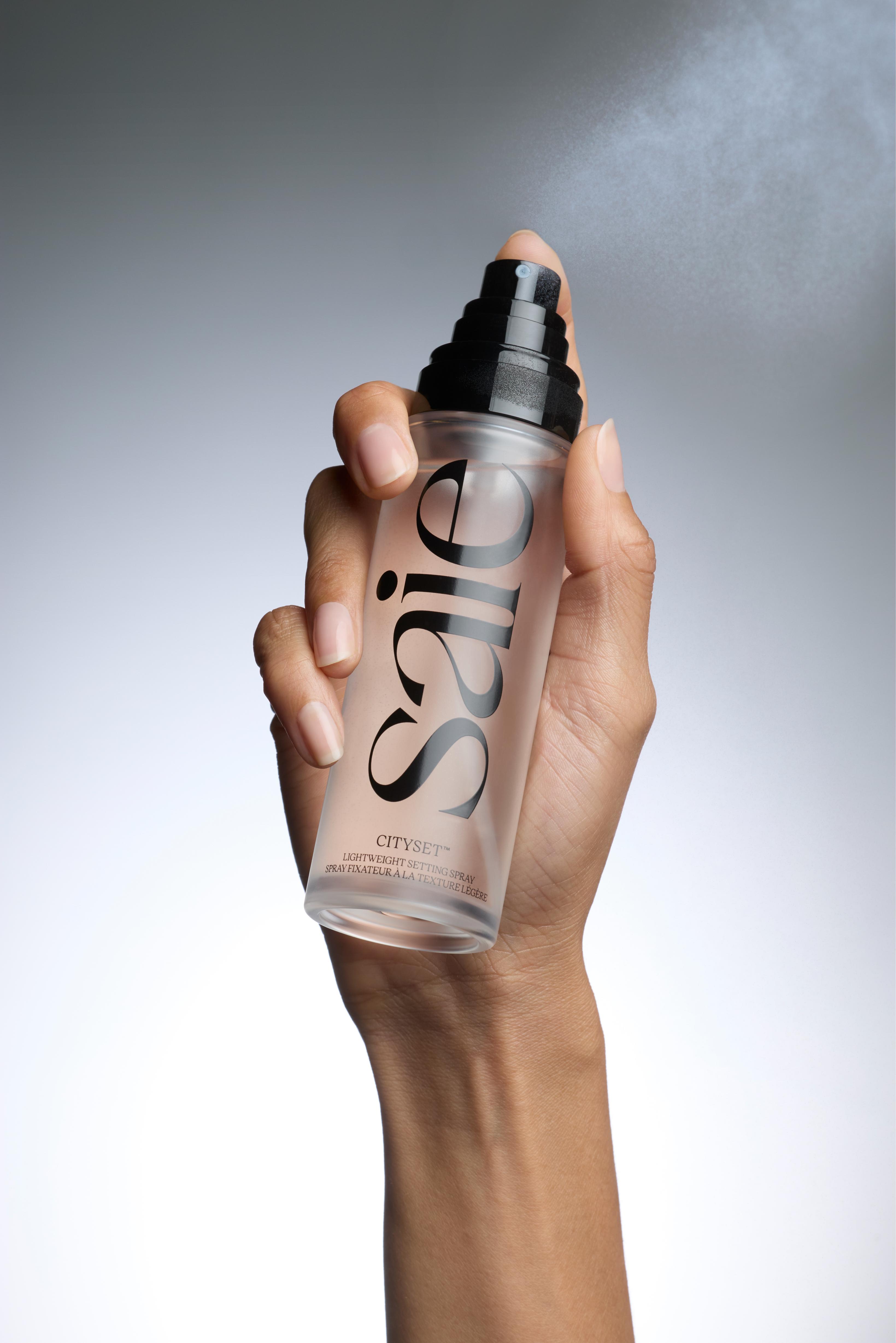 بخاخ CitySet™ Lightweight Setting Spray من علامة Saie