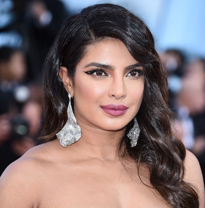 اطلالة Priyanka Chopra بخطوط الآيلاينر