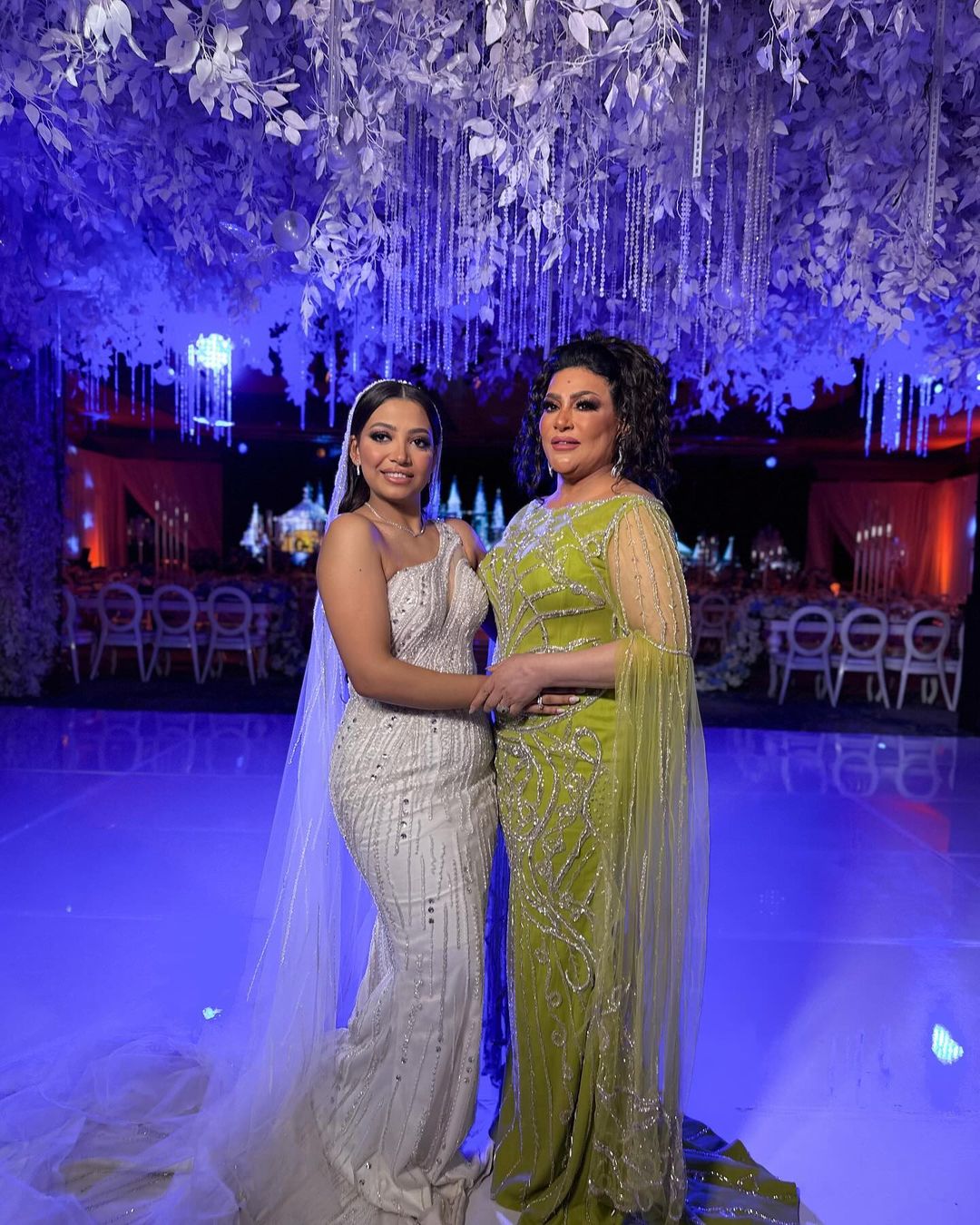 بدرية طلبة بكت خلال حفل زفاف ابنتها سلمى