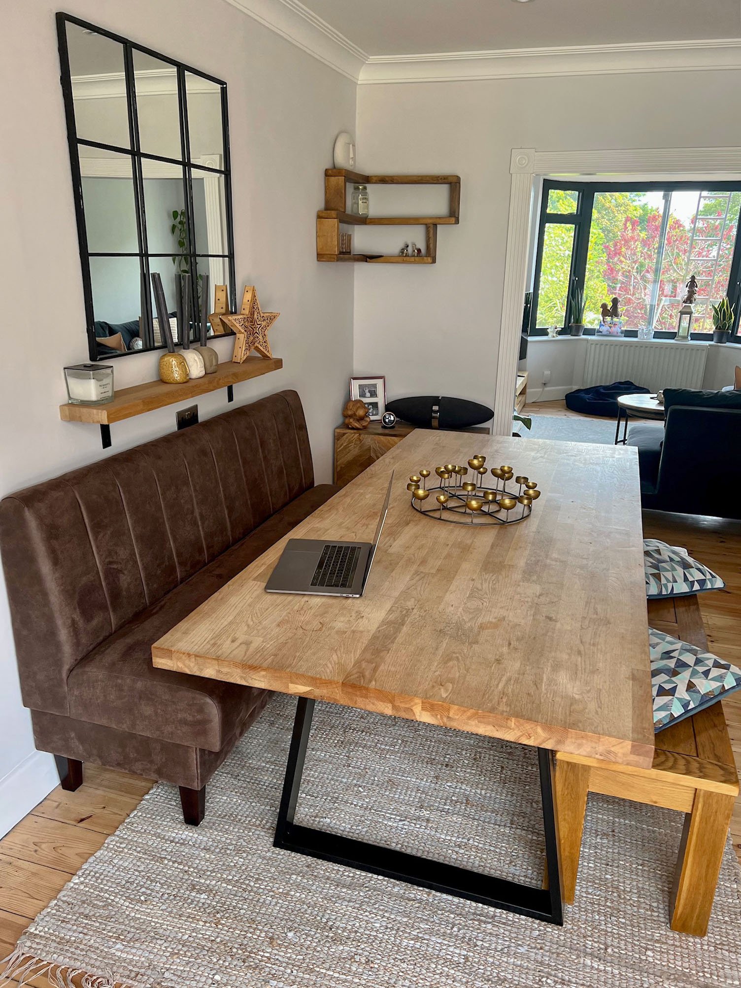 بدلا من مقعد البانكيت الضخم، يمكن اختيار تصميم ذو أرجل مكشوفة تحت منطقة الجلوس