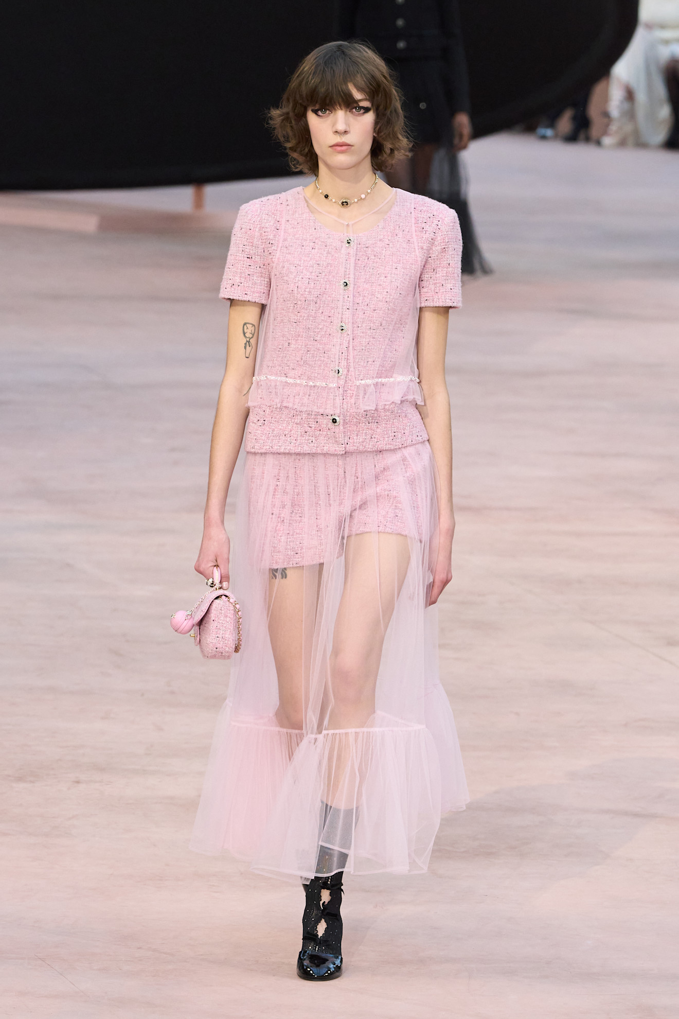بدلة باللون الوردي الباستيلي من Chanel