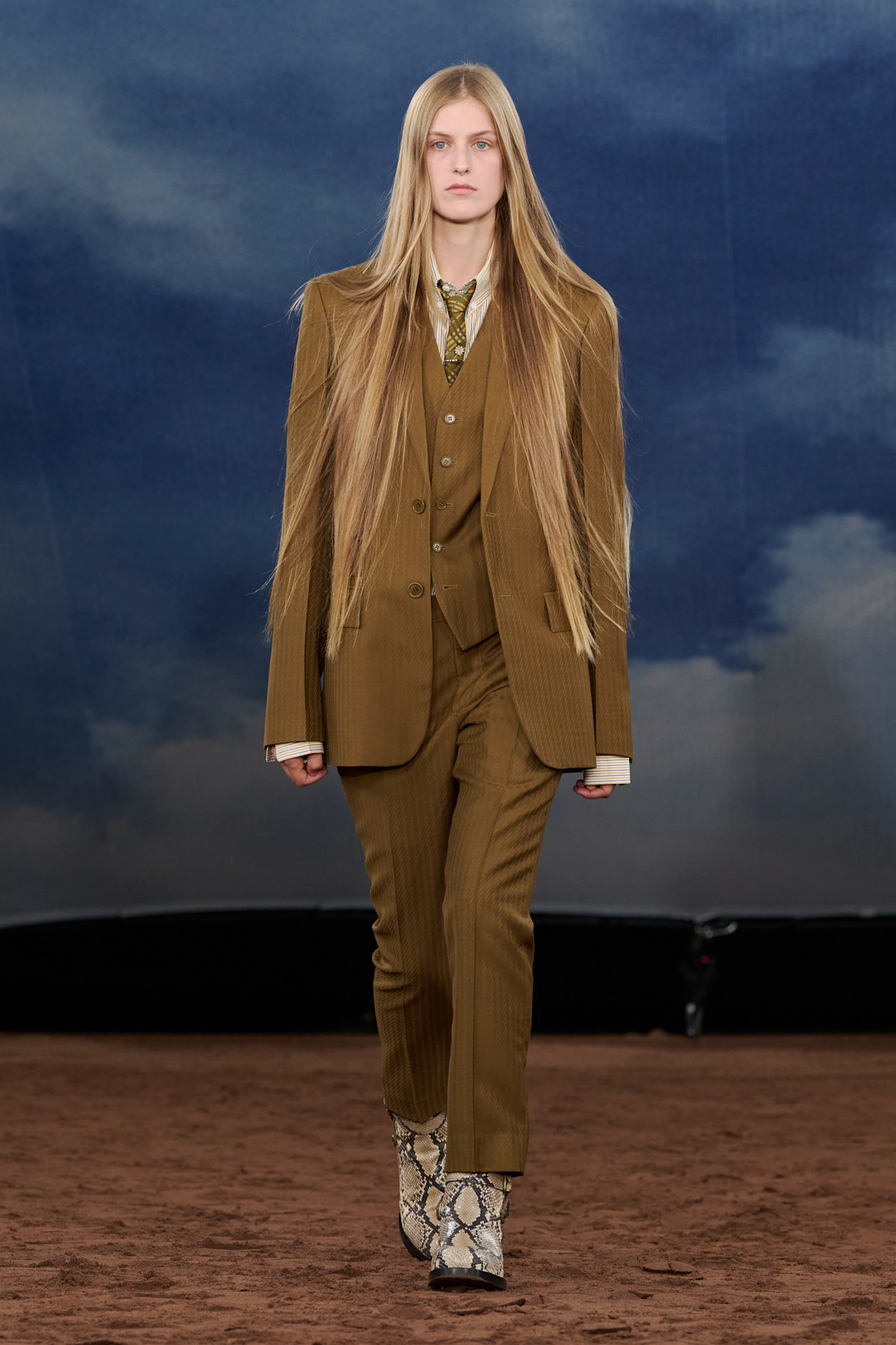 بدلة كلاسيكية مع حذاء بنقشة حيوانية من Burberry