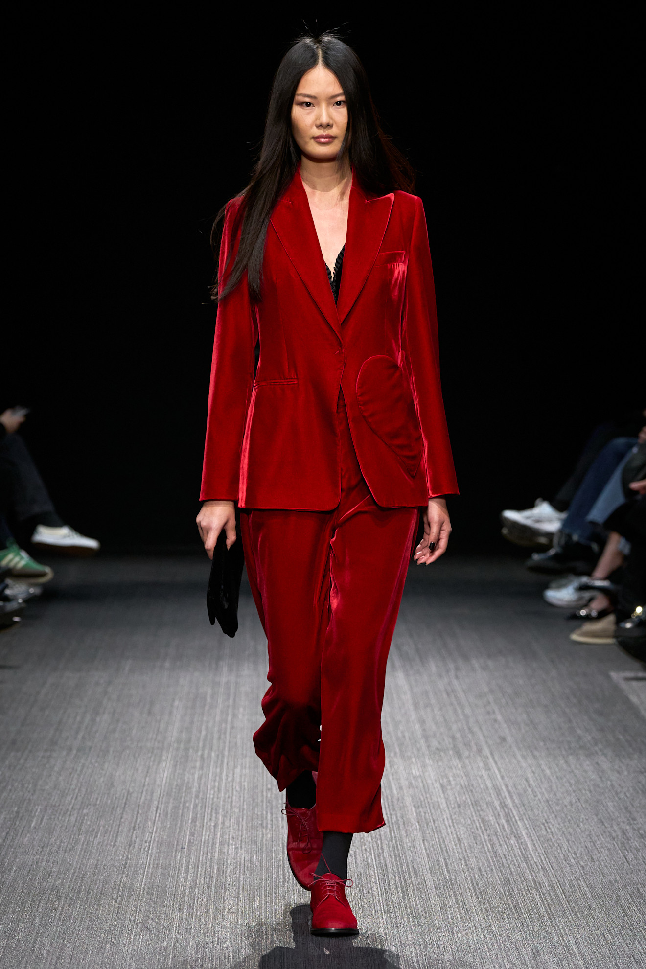بدلة مخمل باللون الأحمر مع حقيبة صغيرة من Emporio Armani
