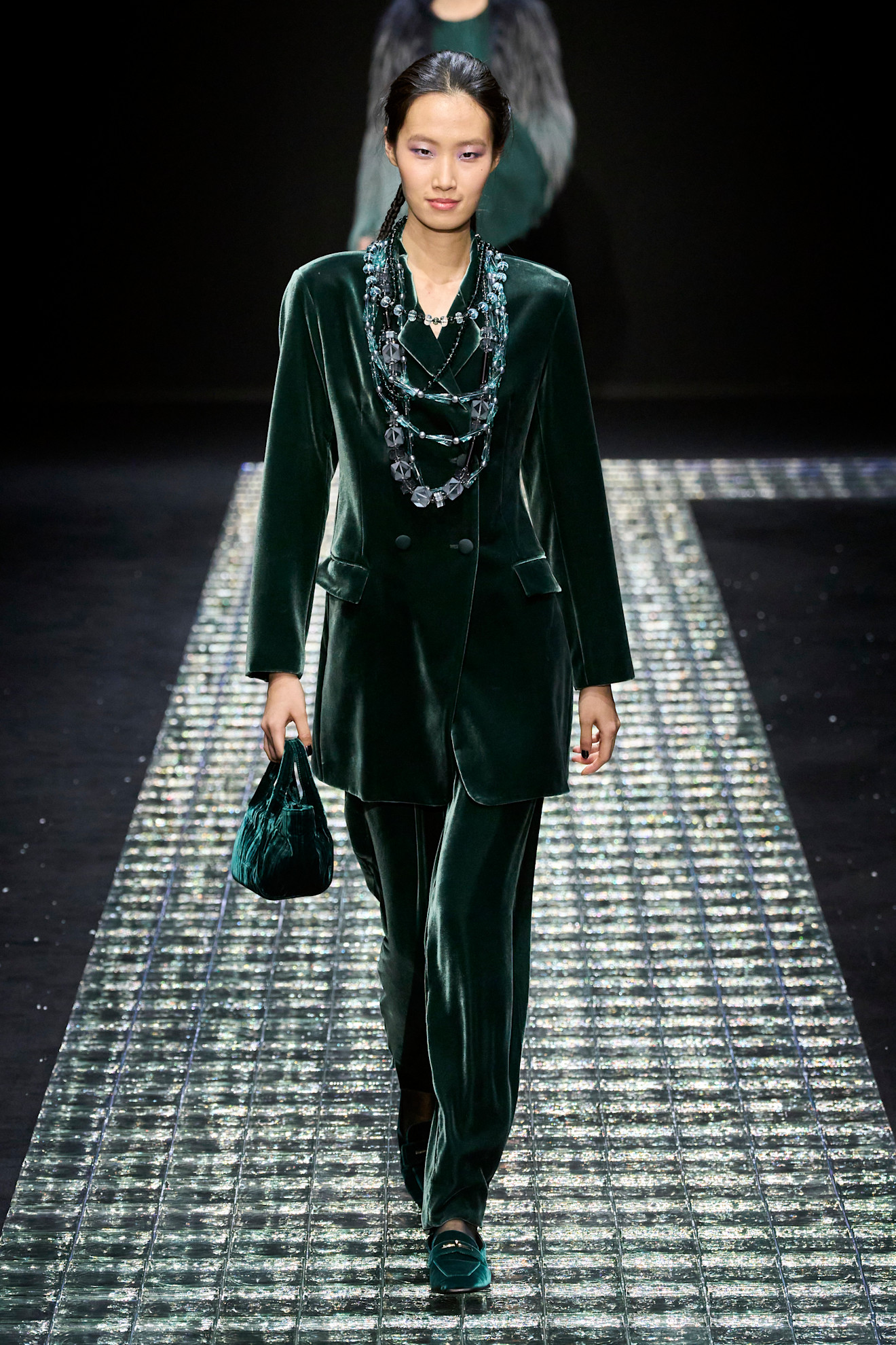 بدلة مخمل باللون الأخضر من Emporio Armani