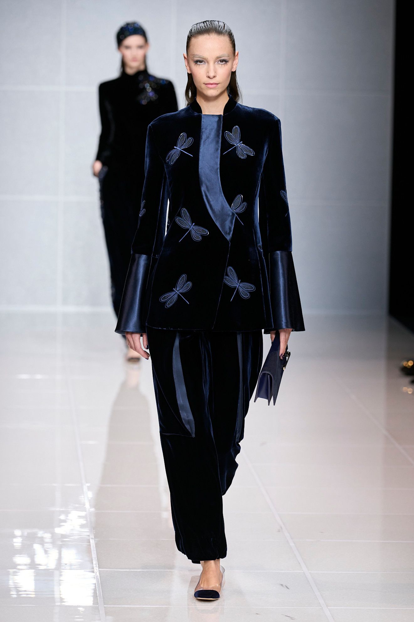 بدلة مخمل باللون الكحلي من Giorgio Armani