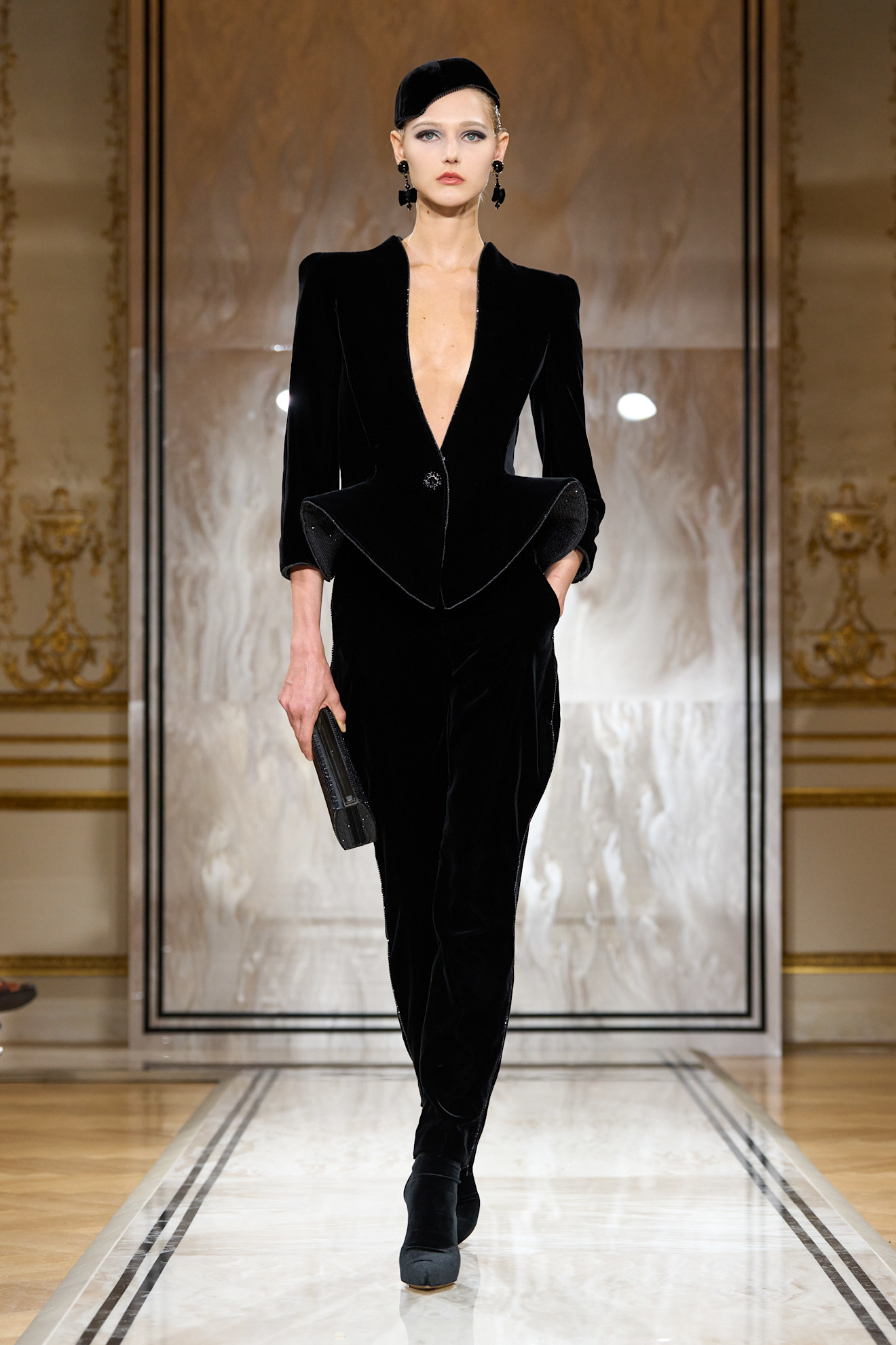 بدلة مخمل سوداء من Giorgio Armani