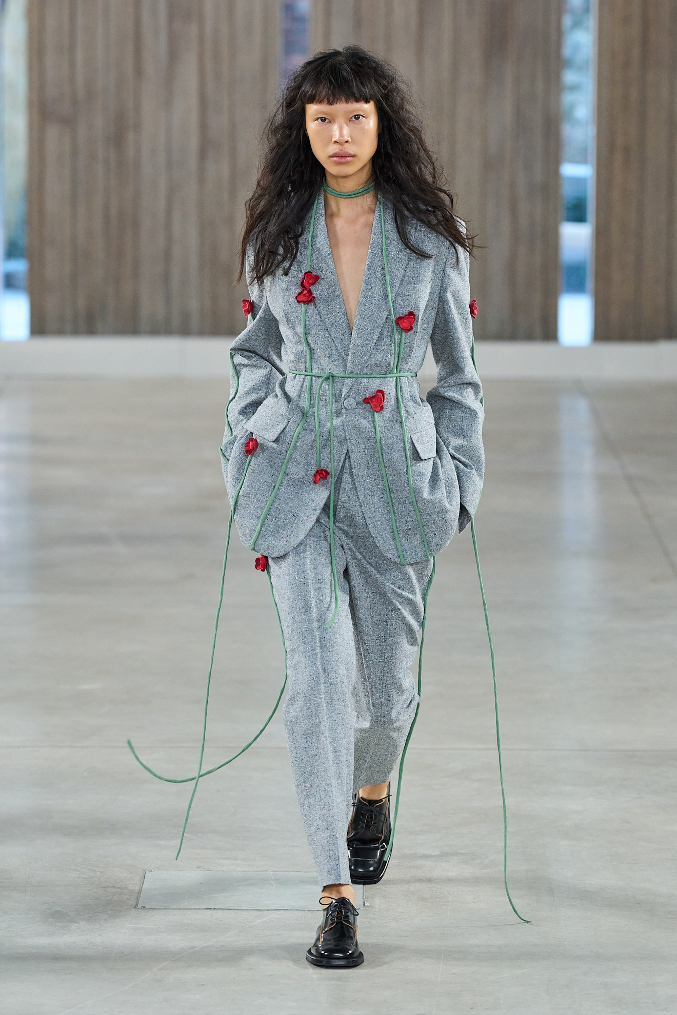بدلة مزينة بالورود مع حزام على الخصر من Moschino