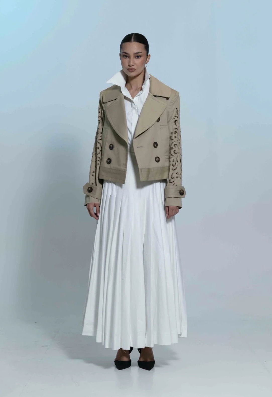 بدلة معاصرة من تصميم منى الشبل على نمط الtrench coat
