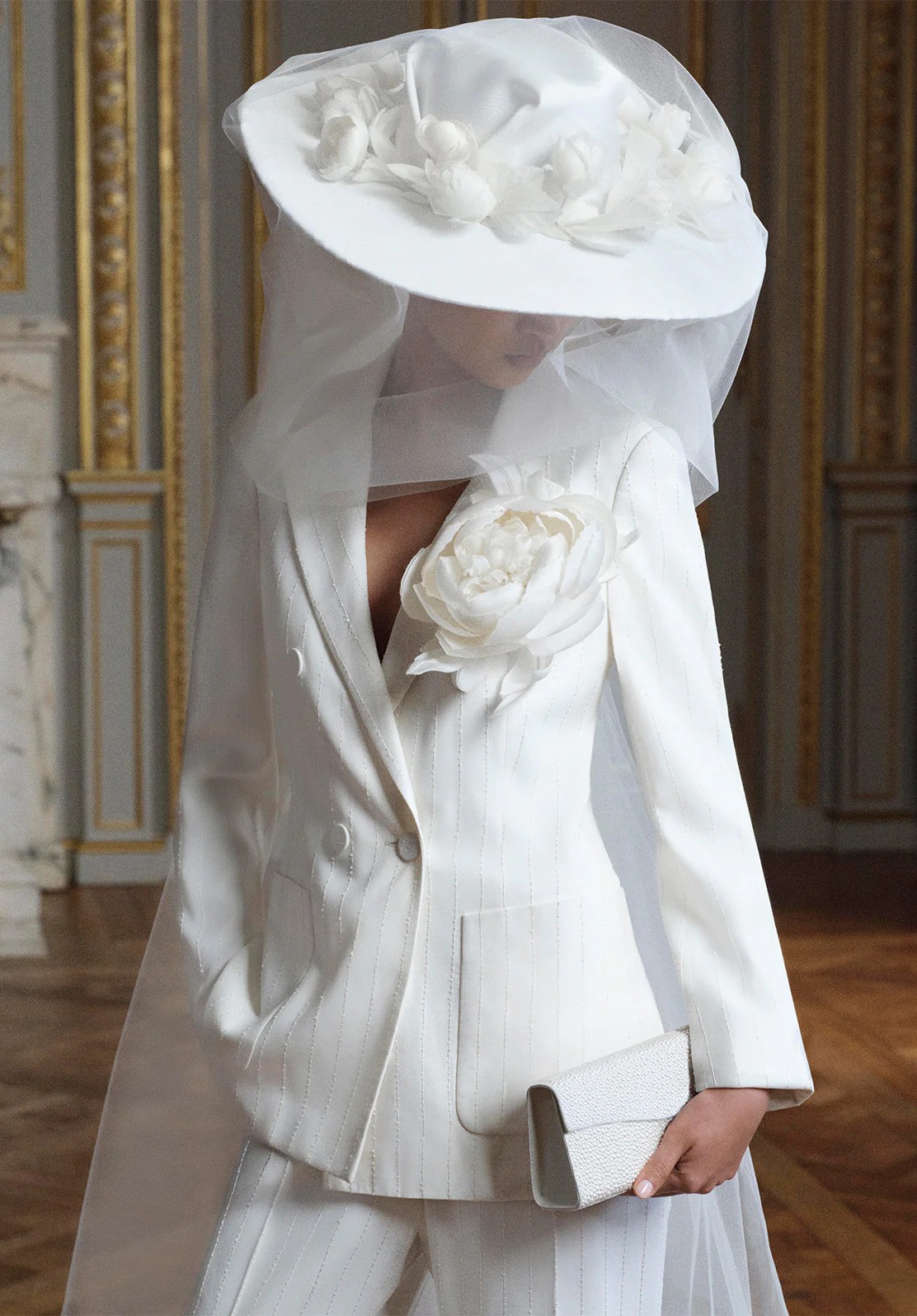 بدلة من قماش الكادي المطرز في عروض إيلي صعب