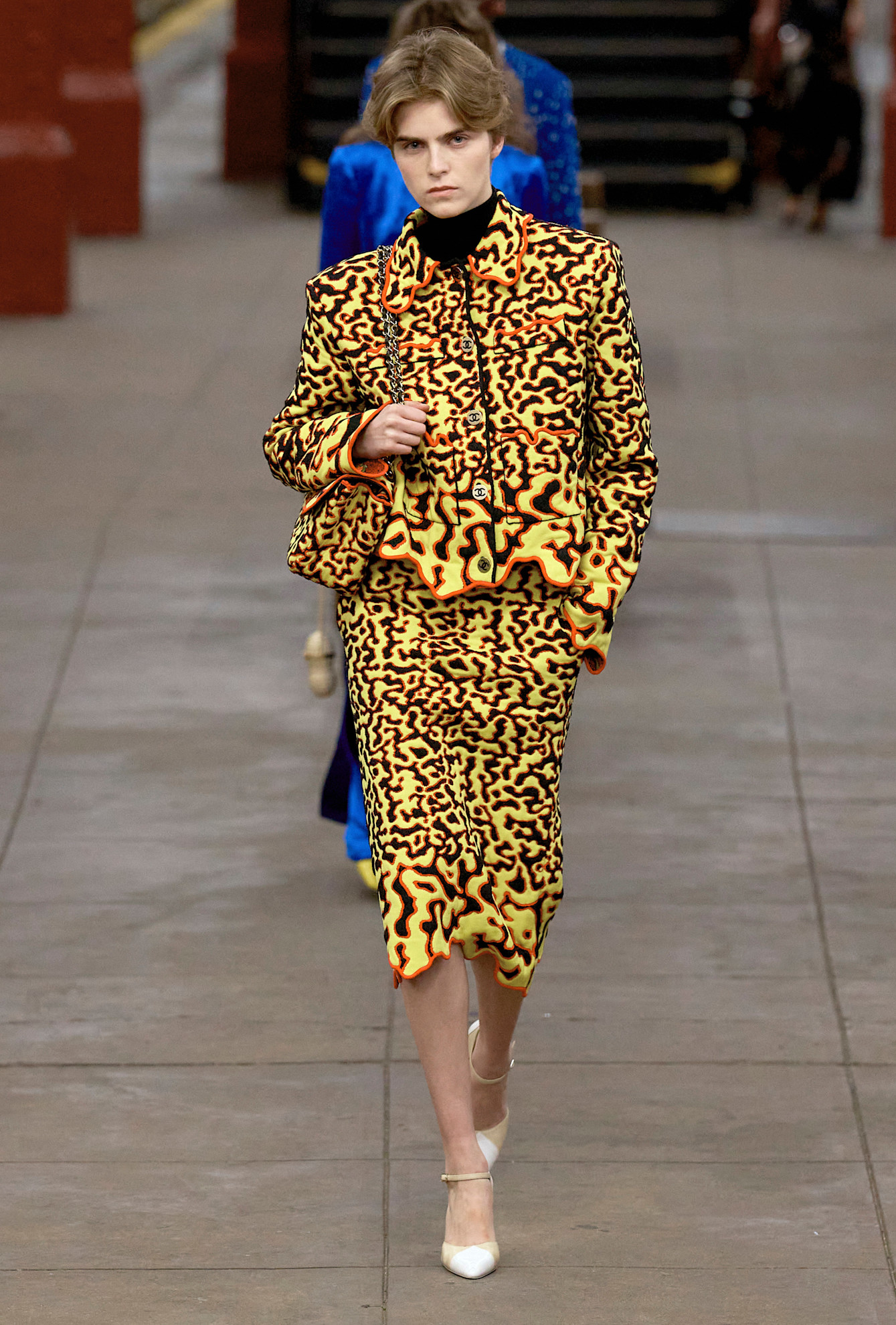 بدلة نسائية بتصميم أيقوني معاصر من Chanel