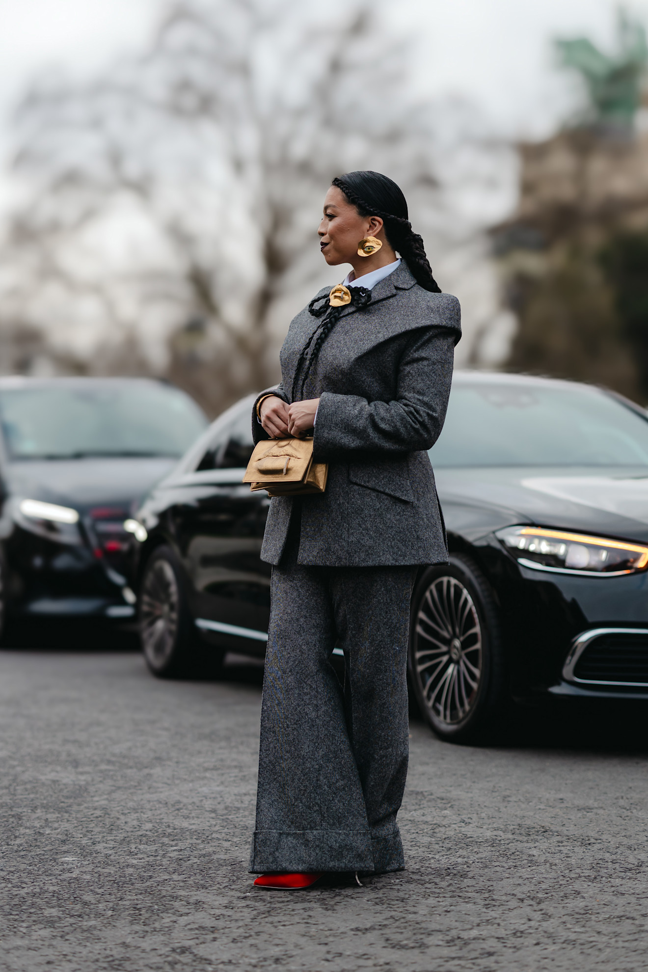 بدلة نسائية مع أقراط ذهبية كبيرة من شوارع باريس