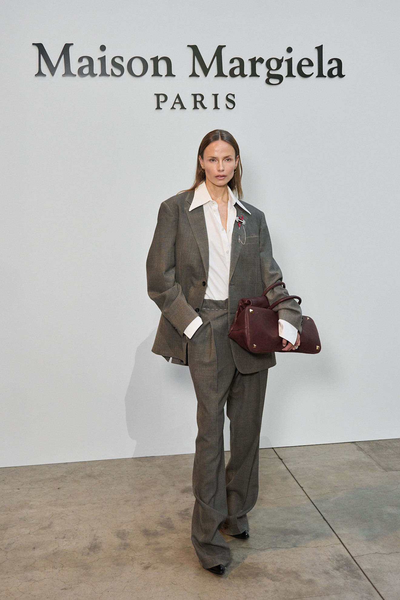 بدلة نسائية مع قميص أبيض من Maison Margiela