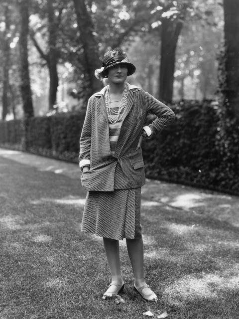بدلة نسائية من تصميم ‏Coco Chanel‏ من عام 1920‏