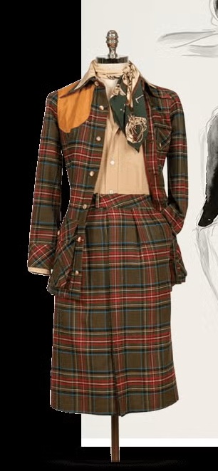 بدلة نسائية من ‏Ralph Lauren‏ من عام 1972‏