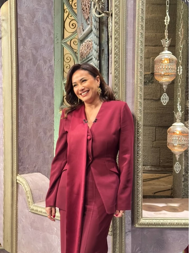 بدلة هند من بنطال كلاسيكي واسع مع جاكيت مزين بخط أزرار أمامي