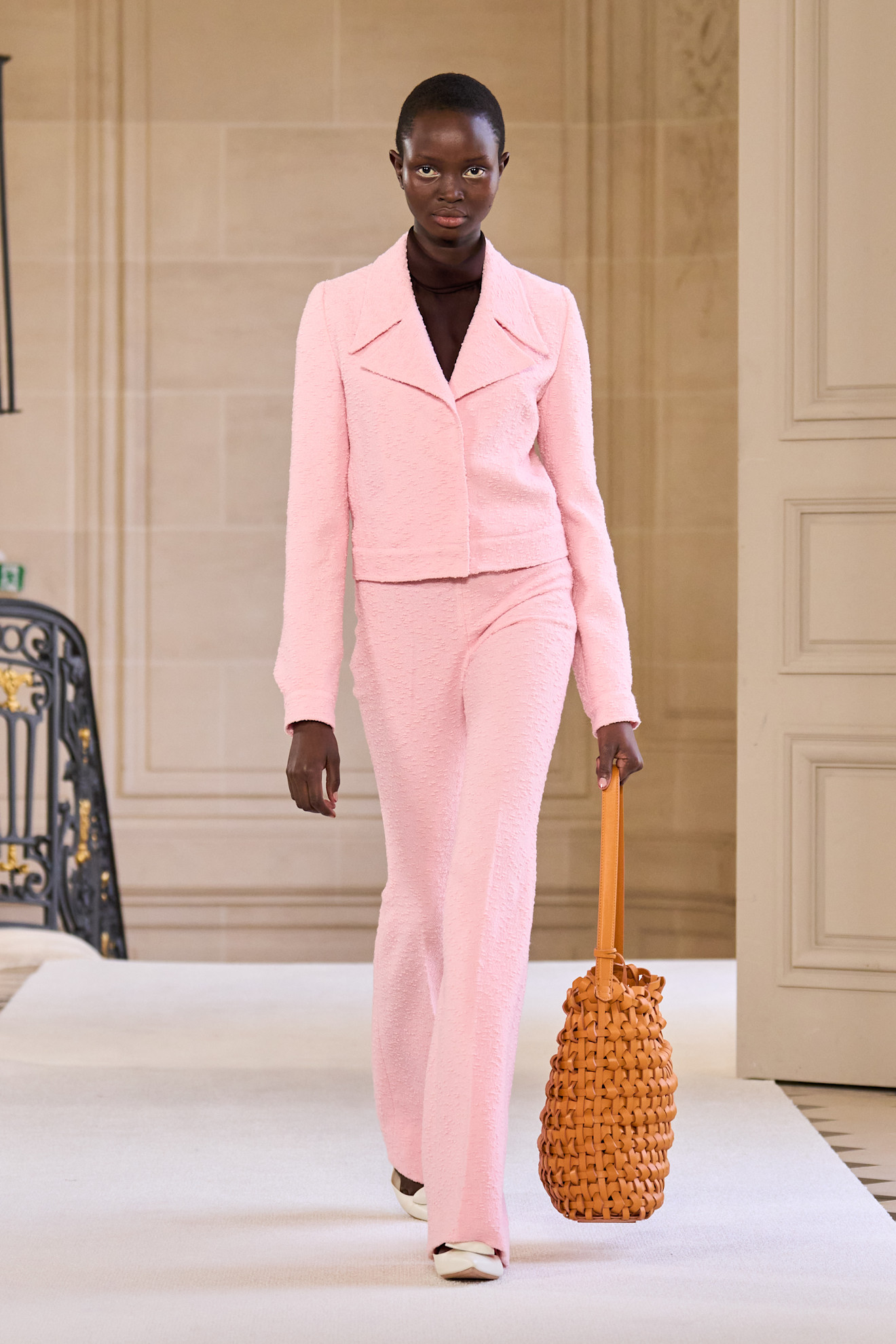 بدلة وردية دافئة من Giambattista Valli