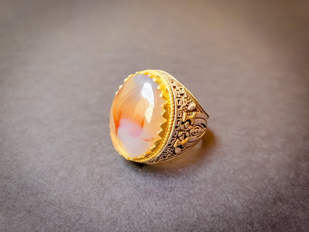 برج الجدي وحجر العقيق البني