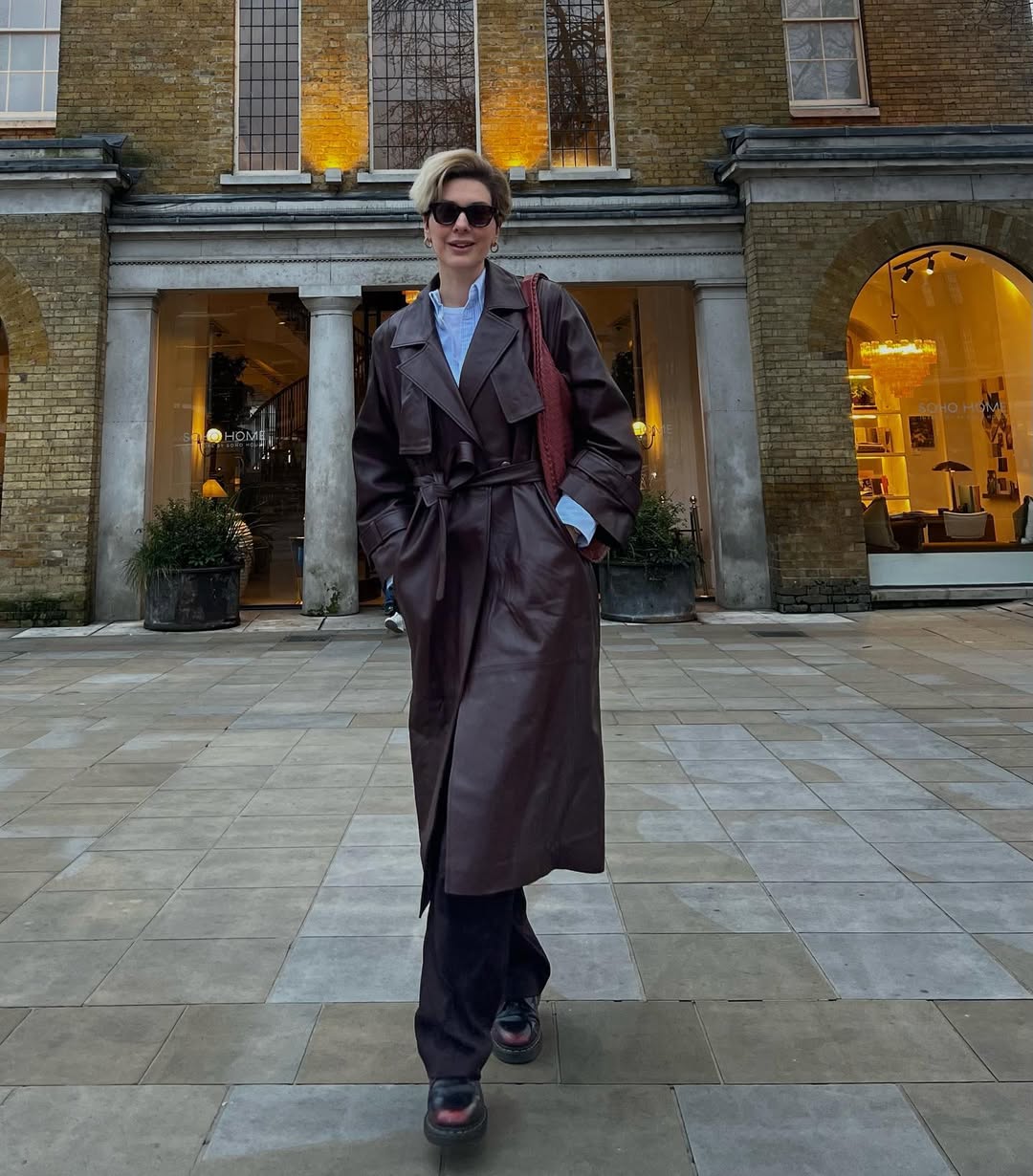 برجوزار كوريل البنطال الداكن مع المعطف الطويل من الجلد البني