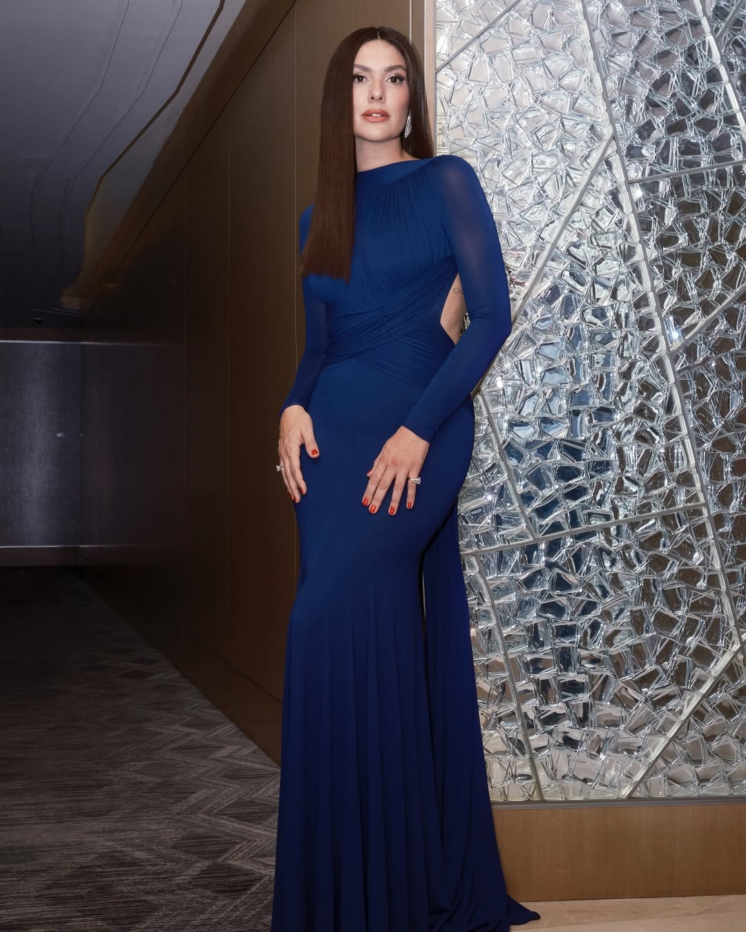 برجوزار كوريل بفستان سهرة أنيق باللون الأزرق الملكي