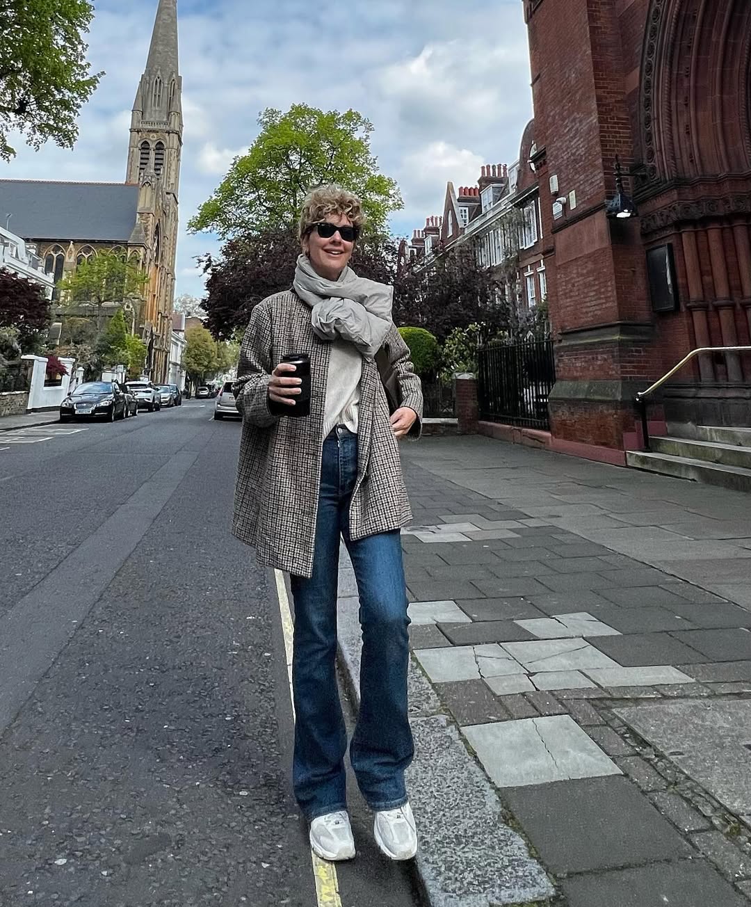 برجوزار كوريل في شوارع لندن بستايل بنطال الدنيم مع البلوزة الصوفية