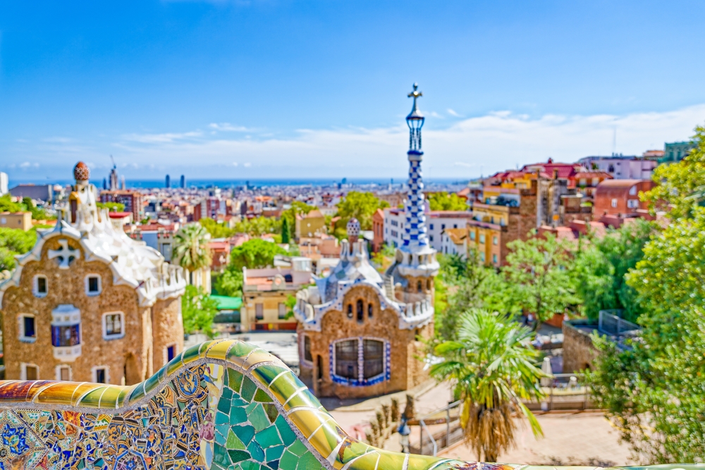 برشلونة، إسبانيا - الفن، والعمارة، والفنادق الفاخرة المطلة على الشاطئ