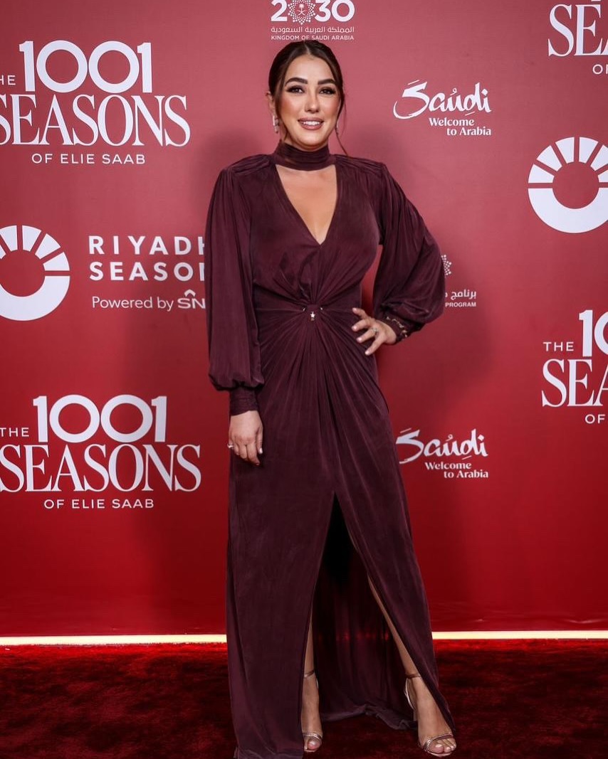 كندة علوش متألقة بفستان برغندي