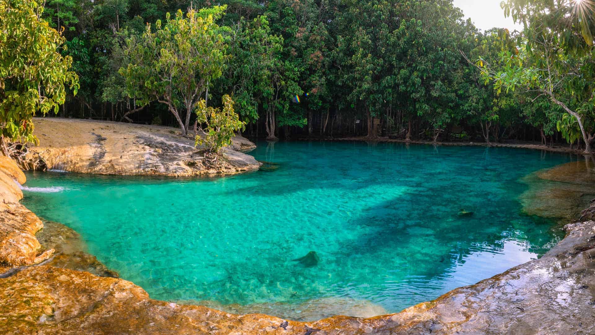 بركة الزمرد Emerald Pool والبركة الزرقاء Blue Pool في منتزه غابة ثونغ تياو الطبيعي Thung Teao Forest Natural Park (1)